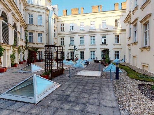 MUNI FSS – střešní dvoreček a přednáškový sál